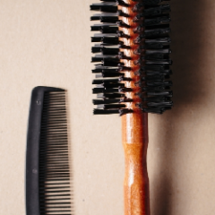 ヘアブラシなら豚毛ブラシを使おう！