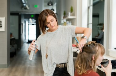 ヘアスプレーを付けすぎてしまった！髪に悪影響はある？