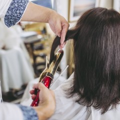 ヘアアイロンで綺麗なカールを作るには