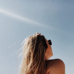傷んだ髪は伸びにくい。諦めて切るのが賢明