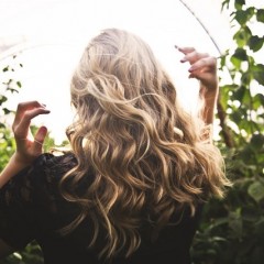 ワックスやスプレーによる髪への影響