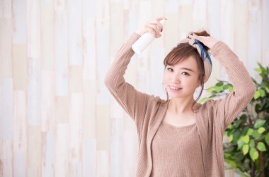 ヘアスプレーでがちがちに固めずにふわっとした髪型をキープする方法は？