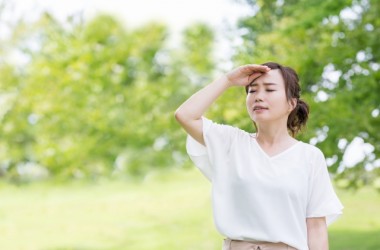 「頭皮が蒸れるとどうなる？夏の頭皮の蒸れを防ぐ方法」