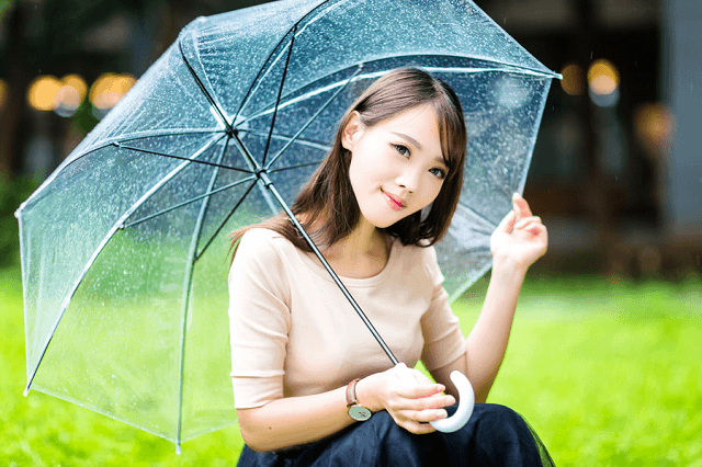 梅雨でも広がらないきれいなヘアスタイルに！湿気に負けないスタイリング方法とは