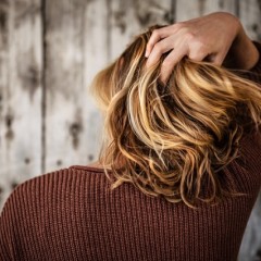 不自然にならない！オシャレにおくれ毛をサッと直す方法とは？