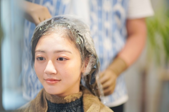 ヘアカラーとストレートパーマは同時にできるの？