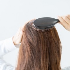 芸能人も御用達のAVEDAのパドルブラシ！魅力や効果的な使用方法は？