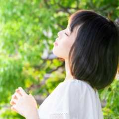 頭皮にダメージを与えない髪のまとめ方