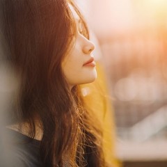 黒髪でも抜群の透明感が出せるアッシュブラックとは？髪へのダメージは？