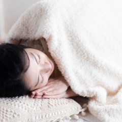 髪を結んで寝ると髪の健康に悪い？