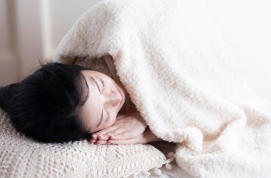 眠るときは髪を結ぶ？結ばない？ダメージを軽減する方法とは