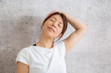 顔だけじゃなく頭皮にも効果がある顔ヨガとは？おすすめのやり方もご紹介！