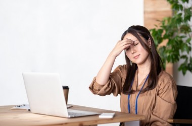 眼精疲労が髪に影響を及ぼす理由とは？眼精疲労が起こる原因とオススメの解消法