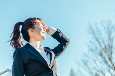 なぜ黒染めをした髪は、太陽の下で赤く見えるのか