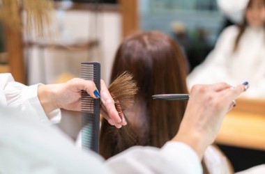 ヘアカラーとカットを別のサロンでやる場合、どちらが先がいい？