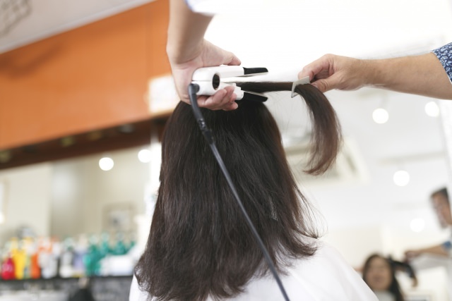 髪をストレートにしたい時、ヘアアイロンとドライヤーはどっちの方が傷む？