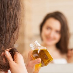 ウェットヘアにするにはベビーオイルが使えるの？