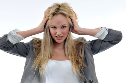 髪のうねりは直らない？うねりの原因とケアのやり方を解説します！