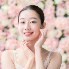 おでこのシワは頭皮のタルミが原因