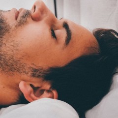 睡眠不足だと髪や「くすみ」「目の下のくま」に悪影響？寝つきを改善する方法もご紹介します！