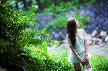 梅雨から夏にかけてのくせ毛や直毛のヘアケア方法の違いとは