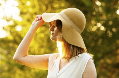 髪や頭皮の日焼け対策は必須！おすすめの予防法は？