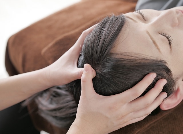 頭痛に効く頭皮のツボがある？偏頭痛を頭皮マッサージで解消しましょう！