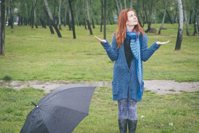 すぐに出来る！雨の日に髪の広がりを抑えるオススメの方法とは？