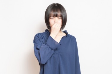 頭皮の臭いはどこからくるの？原因とニオイを抑える対処法を解説します！　ヘアケア講座　頭皮ケア（スカルプケア）