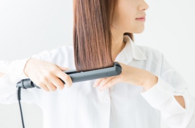 ヘアアイロンとパーマはどちらが髪によりダメージを与える？