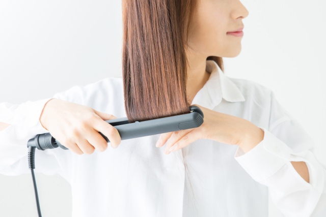 ヘアアイロンとパーマはどちらが髪によりダメージを与える？