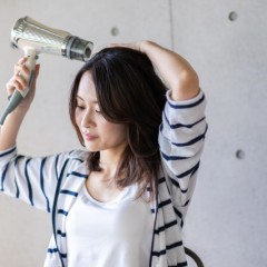 夏は暑くてドライヤーが面倒！冷風だけで髪を乾かすと髪に影響はある？