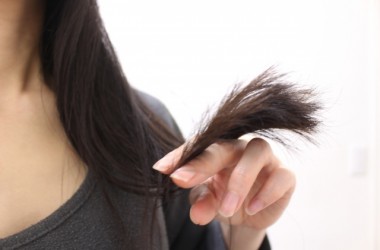 髪が傷んでパサパサになる原因とは？ダメージヘアはトリートメントで改善する？