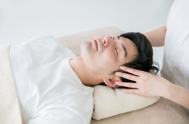 薄毛に悩む方必見！抜け毛防止に効果的なツボとは？