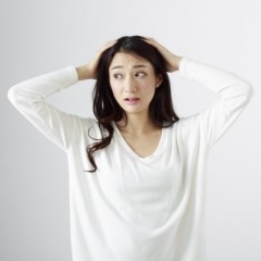 髪が抜ける原因や症状と正しい対処法