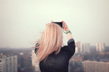 夏のトレンドヘアカラーは「ホワイトアッシュ」！簡単にオシャレになれちゃう！　ヘアケア講座