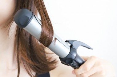 アイロンの巻き髪を1日中キープするコツとは？正しい手順をご紹介！　ヘアケア講座