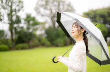 雨の日に髪がまとまらない原因は？オススメのヘアケア方法もご紹介！　ヘアケア講座