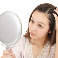 1日にどれくらいの髪の毛が抜けたら脱毛症？時期や脱毛症の種類によっても違う？