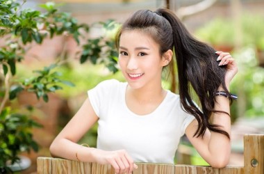 不自然にならない！オシャレにおくれ毛をサッと直す方法とは？　ヘアケア講座