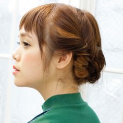 フェミニンなツイストおだんごヘア　ヘアアレンジ　ミディアムヘア