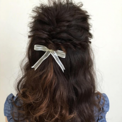 ハーフアップをオシャレに見せてくれるフィッシュボーンアレンジ ヘアアレンジ ミディアムヘア