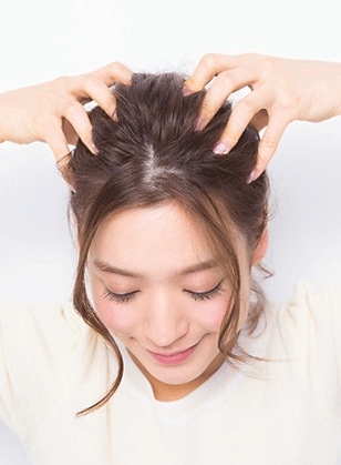 下でむすんでも重くならない おくれ毛 無造作感の こなれ １つ結び ヘアレシピ 頭美人