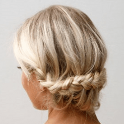 外国人風三つ編みアップ　ヘアアレンジ　ミディアムヘア