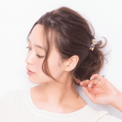 下でむすんでも重くならない!おくれ毛&無造作感の“こなれ”1つ結び ヘアアレンジ ミディアムヘア