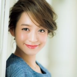 トレンド風低めねじりシニヨン ヘアアレンジ ミディアムヘア