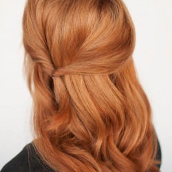 こなれたハーフアップスタイル　ヘアアレンジ　ミディアムヘア