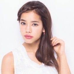 おろし髪を活かした、ななめ片編み込み ヘアアレンジ ロングヘア