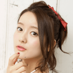 後れ毛がフェミニンなポニーテール ヘアアレンジ ミディアムヘア