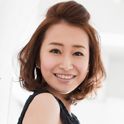 華やかさ全開ポンパドール ヘアアレンジ ショートヘア